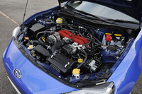 207psと21.6kgmを生み出す2リッターのフラット4ユニット。