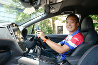 今回の「スバロード」試乗イベントには、2025年6月に開催された第53回ニュルブルクリンク24時間レースで「SUBARU WRX S4」のステアリングを握った現役レーシングドライバー、久保凛太郎選手が参加。ぜいたくにも久保選手の運転で“赤城のニュル”を体験することができた。