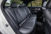 後席の背もたれには、40：20：40の分割可倒機構が備わる。