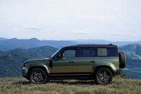 「ディフェンダー75＋エディション」は、3リッター直6ターボディーゼルにマイルドハイブリッド機構を組み合わせる「ディフェンダー110 X-DYNAMIC HSE D350」をベースとする。