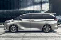 ボディーの全長は5125mmで、ホイールベースは3000mm。全高は1955mmにも達する。