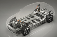 「MX-30ロータリーEV」は、発電用の「8C」型1ローターエンジンを、高出力モーターとジェネレーターの同軸上に配置したシリーズ方式のPHEV。ハイブリッド燃料消費率（WLTCモード）は15.4km/リッター、一充電あたりのEV航続距離（WLTCモード）は107kmと発表されている。