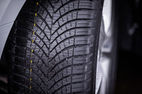 「ベクター4シーズンズGEN-3」は185/60R15から255/40R19までの21種類、「ベクター4シーズンズGEN-3 SUV」は225/60R17から255/50R20までの5種類がラインナップされ、いずれもオープン価格での販売となる。