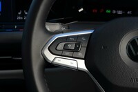 充実した運転支援システムは、新世代「ゴルフ」のセリングポイントのひとつ。写真はACCのスイッチで、ステアリングホイールの左スポーク上にレイアウトされている。
