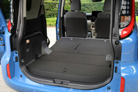 5人乗り仕様は、荷室床面をやや“高床”とすることで、後席格納時の床面をフラット化。床下にはラゲッジアンダーボックスが、左右の側壁には棚やフック、バーなどを固定できるユーティリティーナットが設けられている。