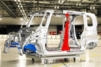 衝突実験場に展示されていた、現行型「N-BOX」のホワイトボディー。フロントに張り巡らされた、複雑なメンバーの構造に注目。