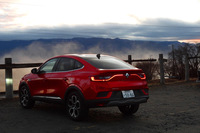 「ほったらかし温泉」の駐車場にて。地面が未舗装なので、SUVの高い最低地上高がありがたい。