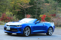 元祖スペシャリティーカー「フォード・マスタング」の対抗馬として1966年に登場した「シボレー・カマロ」。現行型は6代目のモデルにあたり、日本では2017年11月にクーペとコンバーチブルが同時に発売された。