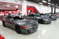 NISMO直営のプロショップ「大森ファクトリー」の整備場に並べられた「スカイラインGT-R」。手前の一台が「R32」である。