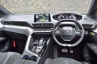 フル液晶メーターの「ヘッドアップインストゥルメントパネル」や上下がフラットになった小径のステアリングなど、インテリアの装備は「3008」とほとんど同じ。