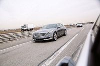ハイウェイを行く「CT6」。