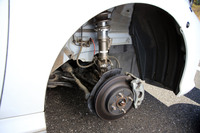 「TRD CUP-SPECダンパー」が装着されたフロントの足まわり。このサスペンションキットは、スプリングを交換することでターマックでもグラベルでも使用できるのが特徴だ。