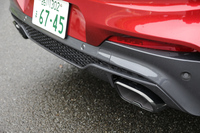 「X4 xDrive30i」が丸形クローム仕上げのテールフィニッシャーを採用するのに対して、「M40i」では台形ブラック／クローム仕上げとなる。
