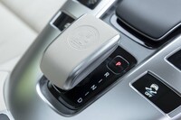 出自は「CLS」などに近い「AMG GT 4ドアクーペ」だが、シフトセレクターは「AMG GTクーペ」と同じくセンターコンソールに備わっている（CLSはコラムレバー式）。