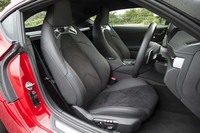 「SZ-R」グレードには、本革とアルカンターラをあしらったスポーツシートが装着される。2＋2だった過去の「スープラ」とは異なり、新型は2シーター仕様となっている。