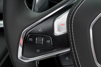 カスタマイズモードの「Zモード」は、左スポークのステアリングスイッチによってワンタッチで呼び出し可能。起動するとZのロゴが赤く光る。