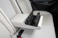 今回の改良では、リアシートにもカップホルダー付きのアームレストが追加された。