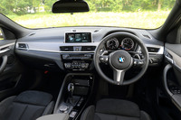 インテリアでは、レザーステアリングホイールや、インパネなどを飾るアルミ調パーツが「MスポーツX」専用装備となっている。