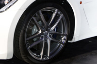 「MC」には20インチの鍛造ホイールが用意されている。