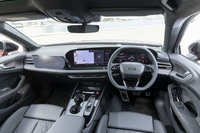 インテリアはメーター用とインフォテインメント用のスクリーンを並べたはやりのスタイルに。さらに「S5」には助手席前方のディスプレイも標準で備わる（「A5」にはオプション）。