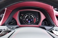 「LS500h“エグゼクティブ”」のメーターパネル。単眼レイアウトを採用することで視認性の向上が図られている。