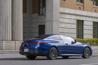 斜め後ろからの眺めが特に魅力的な「CLE 200 クーペ スポーツ」。同モデルには、「Cクラス」や「Eクラス」、「Sクラス」と同じくエンジン縦置き用の「MRA II」プラットフォームが採用されている。