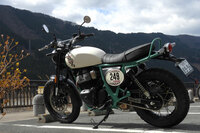 滝沢ダム管理事務所の駐車場にて。うーむ。どの角度から見てもカッコいいな、このクマさんは。