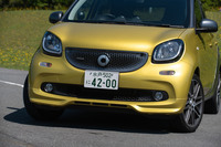 フロントスポイラーが専用デザインとなるほか、アッパーグリル内には「BRABUS」バッジが備わる。