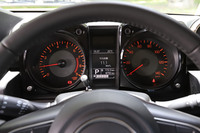 メーターは2眼の機械式。インフォメーションディスプレイもシンプルなモノクロ表示だが、機能面での不満はない。