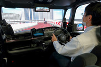 「知能化運転支援技術」の体験シミュレーター。システムは車外の情報とともに、車内カメラや運転操作によってドライバーの状態もモニタリングしている。
