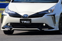 フロントまわりは、スポイラーと光沢のあるブラックのバンパーガーニッシュにより、標準車とは趣の異なるイメージに。