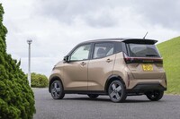 姉妹車である「三菱eKクロスEV」とともに三菱の水島製作所で生産される。三菱が「eKクロス」のバリエーションモデルとしているのに対し、日産では「アリア」「リーフ」に続く新たなEVのエントリーモデルに位置づけている。