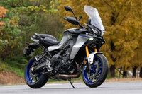 世界で初めてレーダー式ブレーキアシスト機能「レーダー連携UBS」を搭載した「ヤマハ・トレーサー9 GT＋」。ただし、その機能はブレーキの制動力を高めてライダーのブレーキングをアシストするもので、要するに“自動緊急ブレーキ”ではない。さらに緊急制動時には車体が不安定にならないよう電制サスペンションを自動調整したり……と、とにかくバイクにプリクラッシュ制御を搭載するのは、非常に繊細で難しい作業なのだ。（写真：向後一宏）