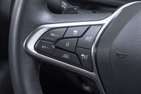 ステアリングホイールに備わるアダプティブクルーズコントロールとレーンセンタリングアシストの操作スイッチ。コンパクトSUVであっても、先進装備はおろそかになっていない。