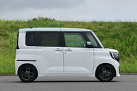 新型「ルークス」のボディーサイズは全長×全幅×全高＝3395×1475×1785mm、ホイールベースは2495mm。一見して、先代モデルよりもフロントガラスの傾斜が垂直方向に近く、立ち気味であることがわかる。