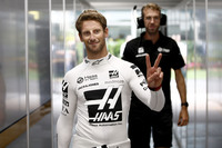 ハースの来季ドライバーラインナップが確定。ロメ・グロジャン（写真）が残留し、4年連続でケビン・マグヌッセンとコンビを組むことが決まった。速いがミスも多く、好不調の波が激しいグロジャン。今季14戦終了時点で入賞3回と低調なシーズンを送っていたため、今年限りでルノーのシートを失うニコ・ヒュルケンベルグと交代となるのでは、との見方もあった。グロジャンとハースは、チーム参戦初年度の2016年までさかのぼる長い付き合い。たとえクラッシュでマシンを壊すことが続いても、これまで培った両者の信頼関係は揺るがなかったということだろう。シンガポールGPでは、グロジャンが17番グリッドからスタート、ジョージ・ラッセルのウィリアムズとの接触もありながら11位。マグヌッセンは13番グリッドから17位と、今季のチームの苦戦ぶりを表すような結果に。（Photo=Haas）
