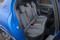 後席は6：4の分割可倒式。スライド式のヘッドレストが備わる。