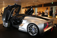 ドアは上に開くディヘドラルタイプである。