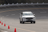 2.5リッターガソリンターボエンジンを搭載した「CX-8」で外周路を周回する。ターボラグが小さいことや、自然吸気エンジンよりもトルクが豊かであることを体感できた。