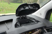 インストゥルメントパネルアッパーボックス（写真）と前席アームレスト付きセンターコンソールボックスには、USBポートと12V電源ソケットが装備される。（写真：向後一宏）