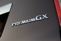 試乗車のグレードは新規設定された「グランドプレミアムGX」。2022年2月当時は最上級グレードとされていたが、2022年7月には新たな最上級グレードに位置づけられる「キャラバンAUTECH」が発売されている。