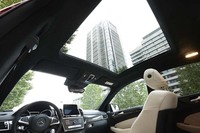 「AMG GLE43 4MATIC クーペ」と、「AMG GLE63 S 4MATICクーペ」にはパノラミックスライディングガラスルーフが標準装備される。