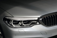 「BMW 530e」には、対向車や歩行者の眩惑を防止する「BMWセレクティブビーム」や「コーナリングライト」などが組み合わされた「アダプティブLEDヘッドライト」が標準装備される。