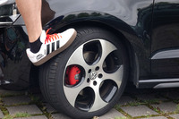 ファンショップで人気だったのがアディダスとコラボした「GTI」のスニーカー。購入後、すぐに履き替える人の姿も。フォルクスワーゲンのCEOトーマス・シェーファー氏も、しっかり履きこなしていた。