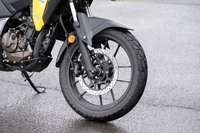 タイヤサイズは前が100/90-19、後ろが140/70-17と、悪路走破性を考慮して大径のフロントタイヤを装着。試乗車のタイヤはセミブロックパターンの「マキシスMAXXPLORE」だった。