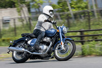 大径のリアタイヤを履く関係もあり、シート高は兄弟車よりやや高め。とはいえその値は800mmで、車体も足を下ろす箇所が絞り込まれているため、足つき性は悪くない。