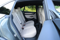 「チョークベージュ」のシートカラーに合わせて、シートベルトも同色でコーディネート。ガソリン版よりもホイールベースが86mm長くなったおかげで後席は従来型よりも広く、足元には十分なスペースが確保されている。