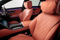 「S500 4MATIC」のフロントシート。「MBUX」には、どの席の乗員がボイスコントロールを行っているかを認識する機能が追加された。