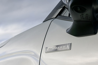 「S：HEV」モデルにも、スバル伝統のプロペラシャフトを用いた機械式4WDシステム「シンメトリカルAWD」を採用。全グレードに悪路でのスムーズな走りをサポートする走行プログラム「X-MODE」が搭載されている。