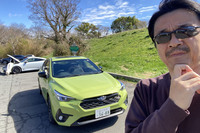 「インプレッサST-Hスタイルエディション」の乗り心地はかなりマイルド。パワートレインも超マイルド。スバリストのマリオ高野が言うようにすべてがよくわらかないくらい普通によかった。「シトロンイエローパール」のインプレッサは、令和によみがえったデートカー「ホンダ・プレリュード」（写真奥）に負けないぐらい派手に見えた。